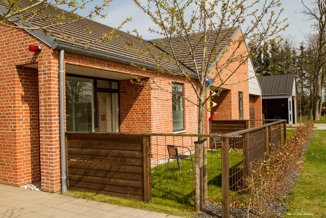 Forhave hvor en lille indhegnet terrasse